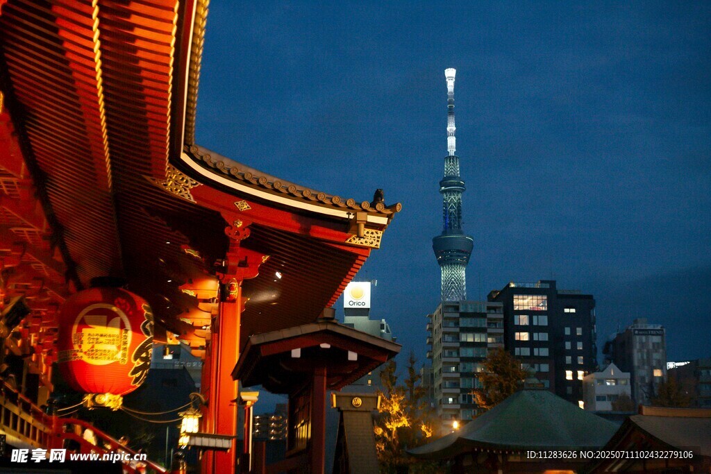古建夜景與現(xiàn)代高樓相映