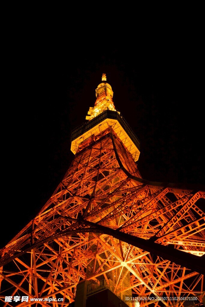 夜幕下璀璨的鐵塔