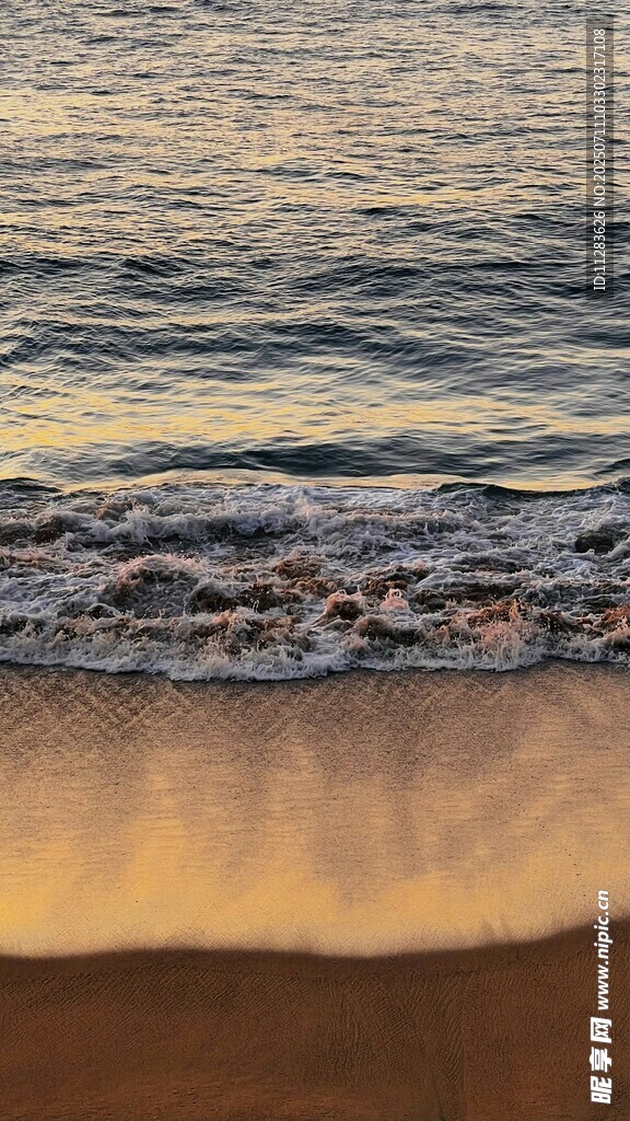 夕陽下的海浪與沙灘