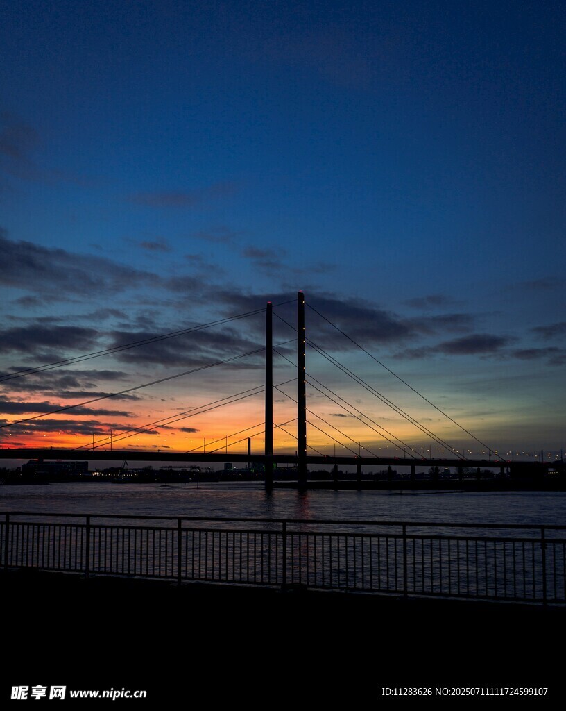 夕陽下的橋梁美景