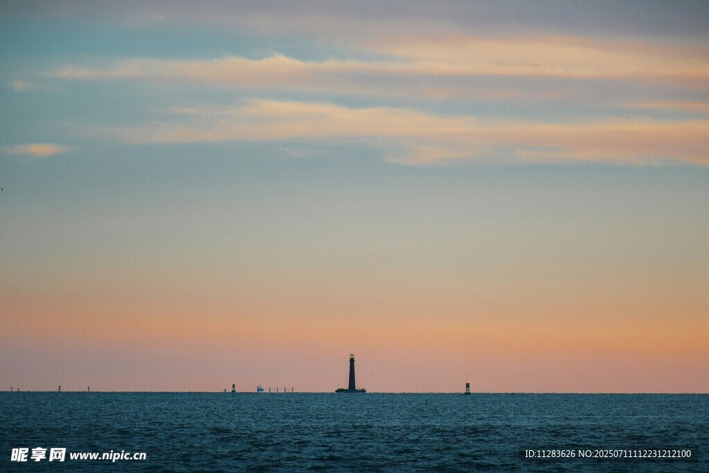 海上燈塔日落美景