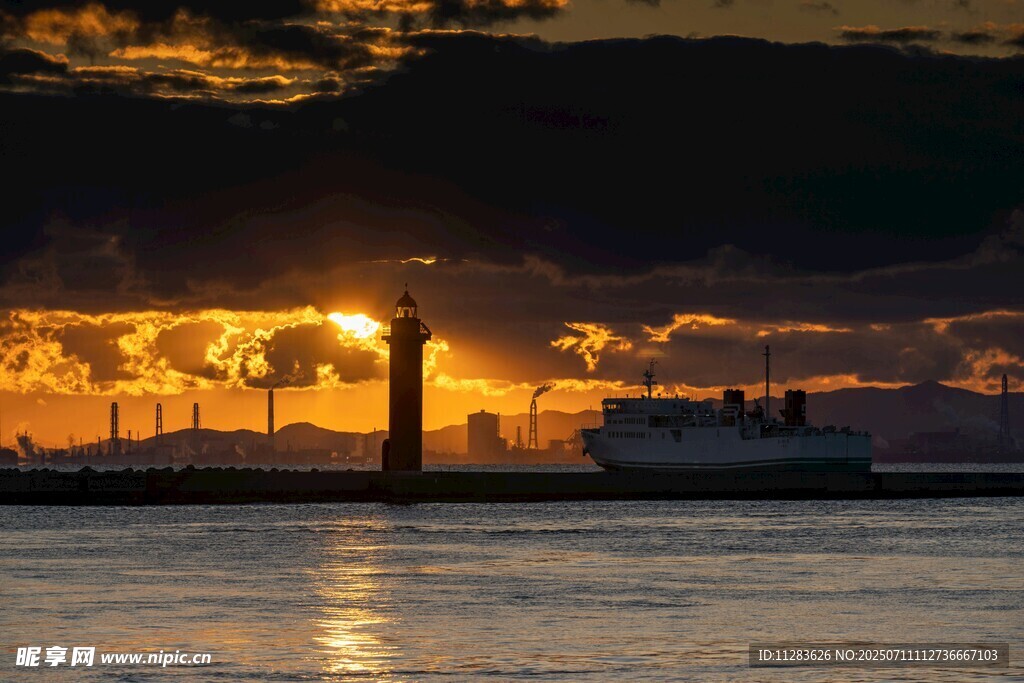 夕陽下的燈塔與海面美景