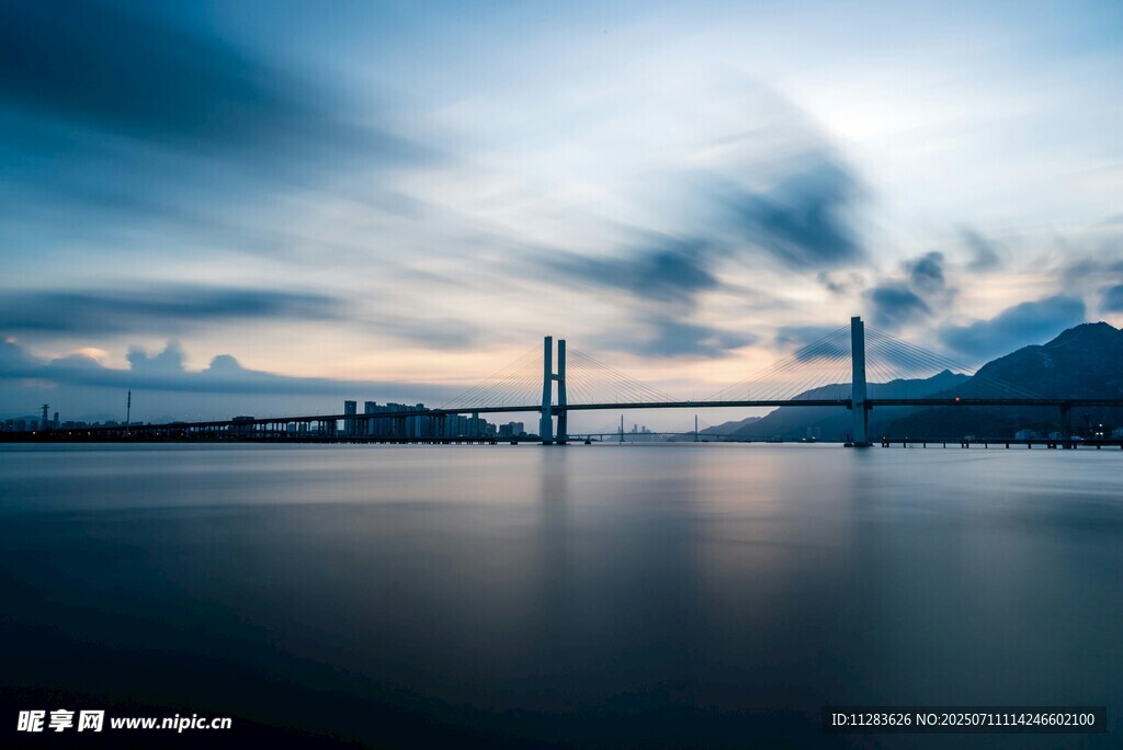 海上大橋與夢幻天空美景