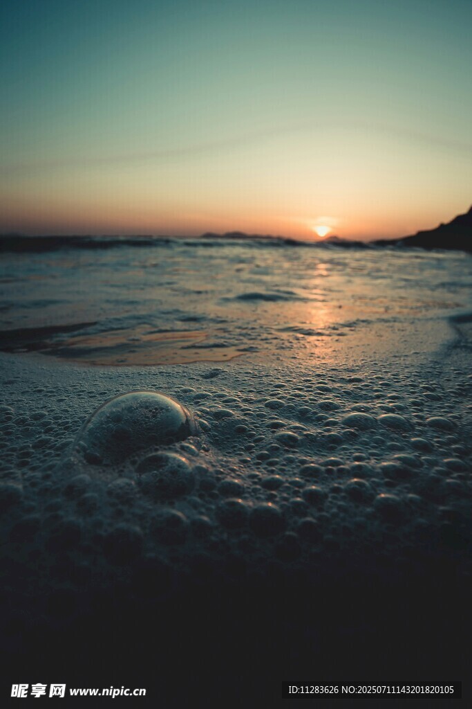 海邊日落時(shí)分的美麗景象