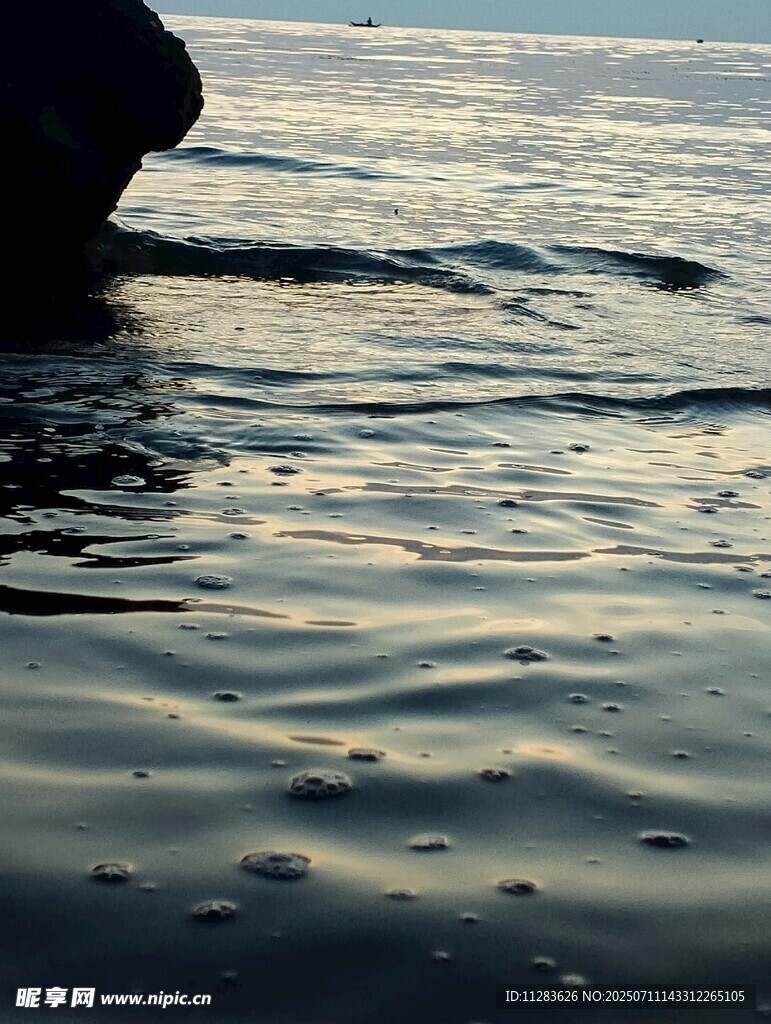 波光粼粼的水面景象
