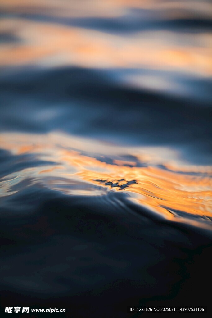 波光粼粼的水面美景