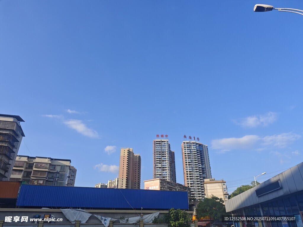 城市天際線與空中飛行器