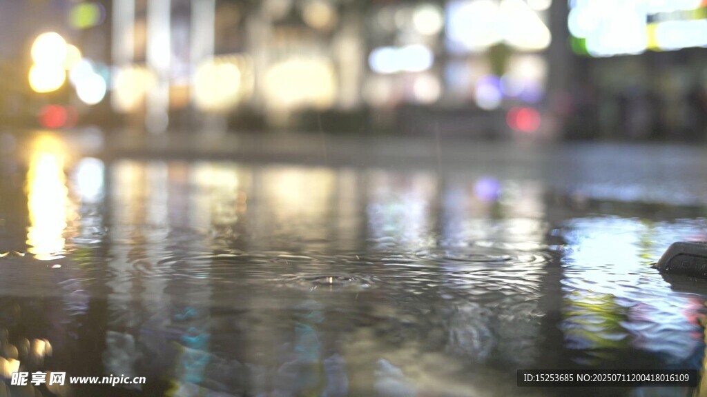 雨后城市積水夜景倒影