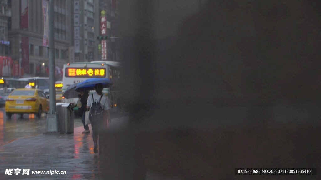 雨中城市街道行人景象