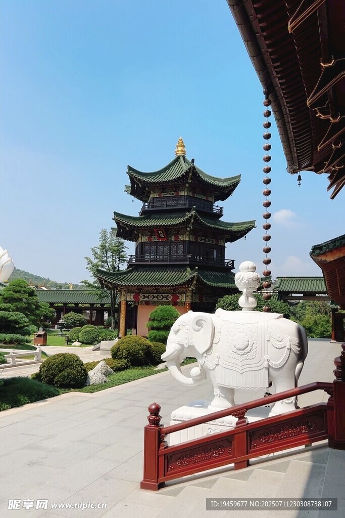 中式古建旁的白色雕塑