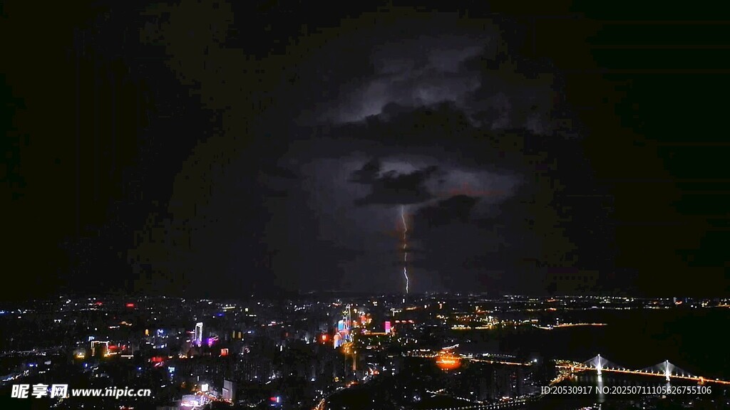 城市夜空下的閃電奇觀