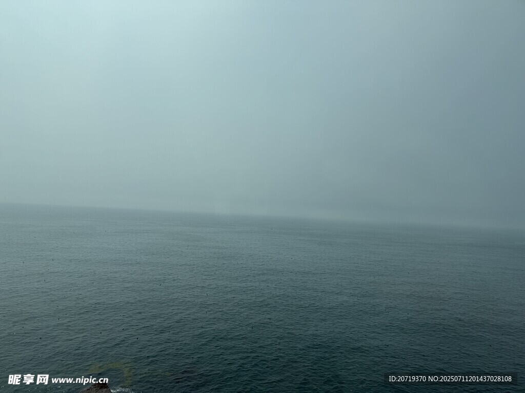 廣闊海面的靜謐景象