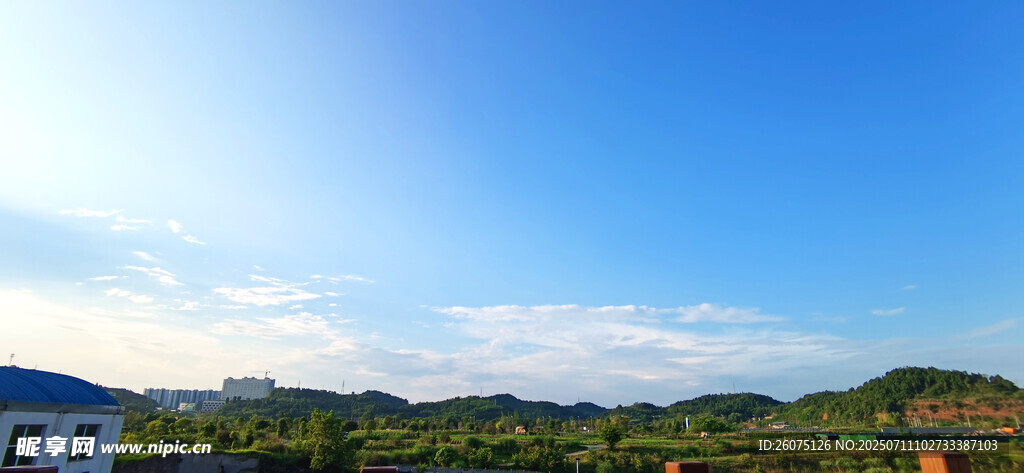 藍(lán)天青山間的美麗景致
