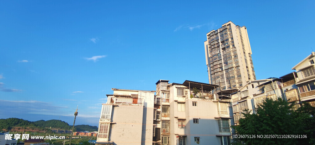 晴空下城市建筑與藍(lán)天風(fēng)景