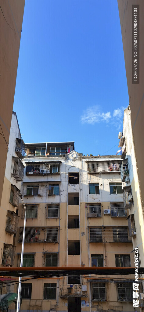 樓道口拍攝對(duì)面居民樓