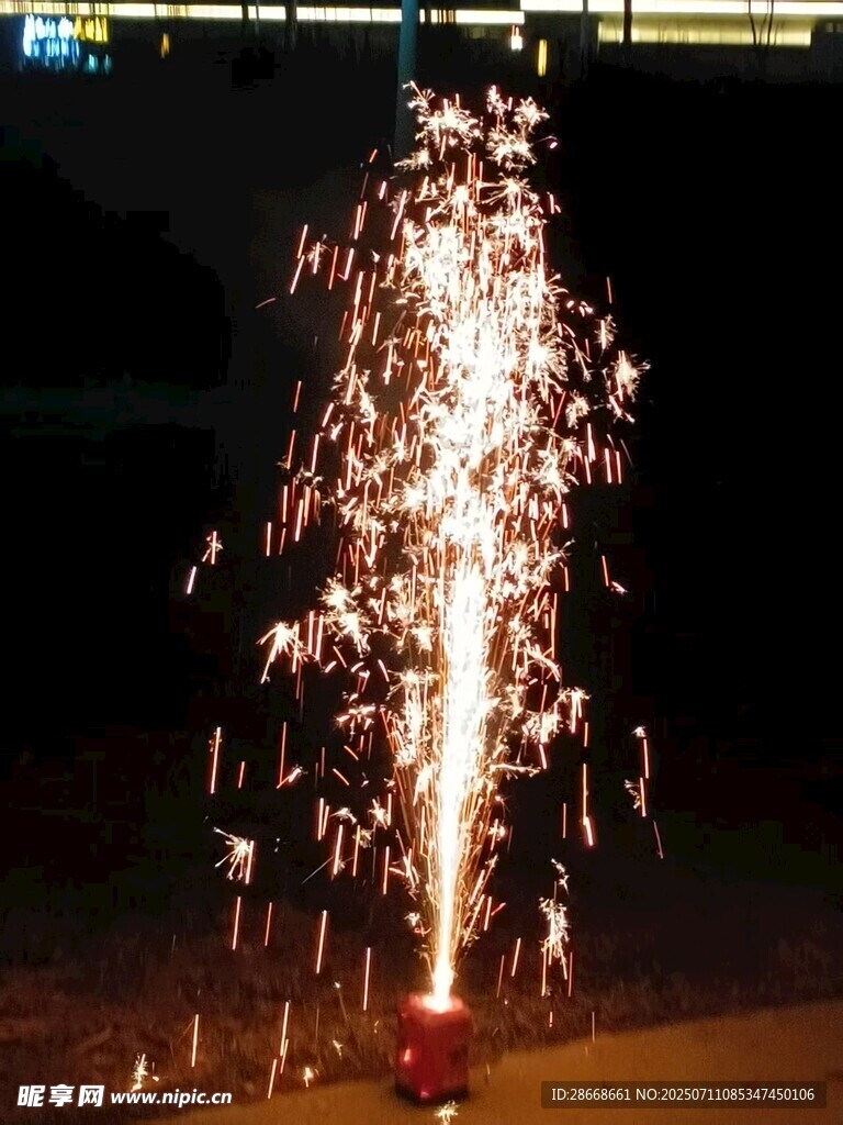 夜空中絢爛的手持煙花