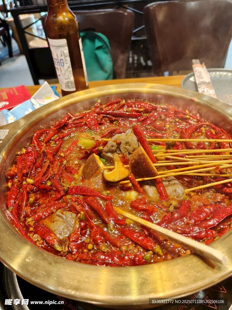 熱辣紅湯火鍋涮煮瞬間