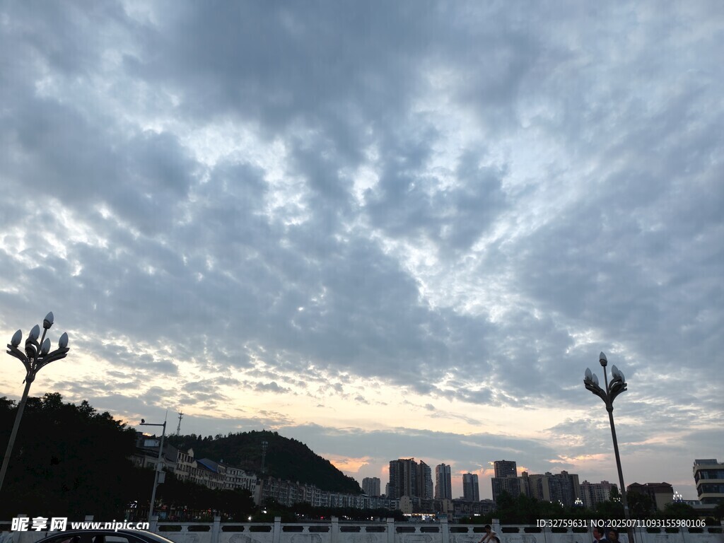 城市天空下的獨(dú)特?zé)艟? />
                            </div>
                    </div>
                </div>



                <div   id=