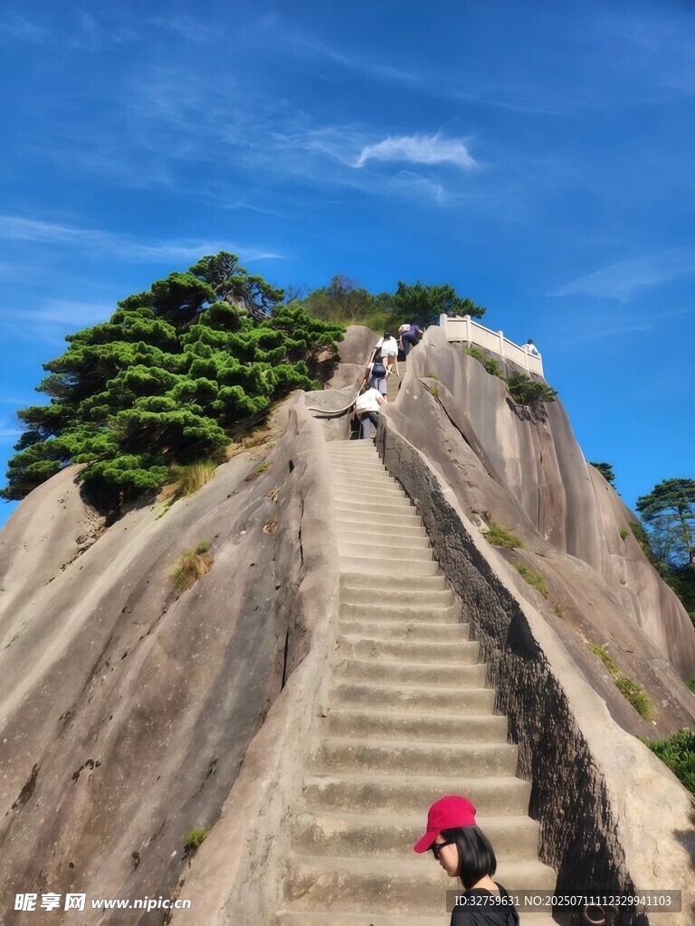 陡峭石階上的登山者