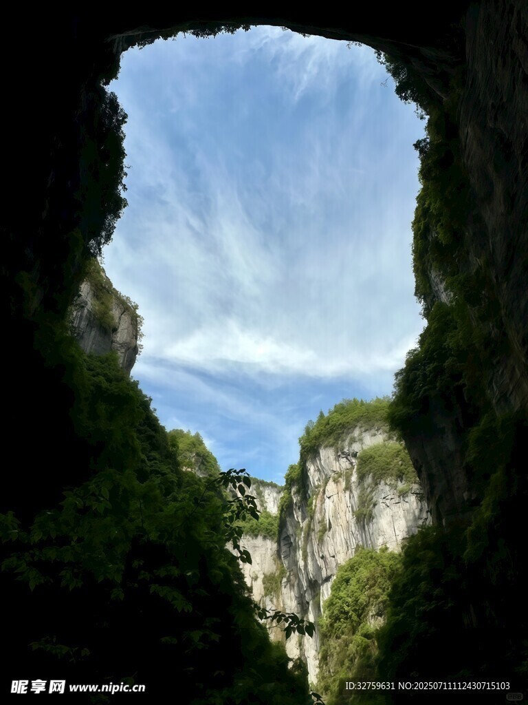 山間洞口望藍(lán)天白云