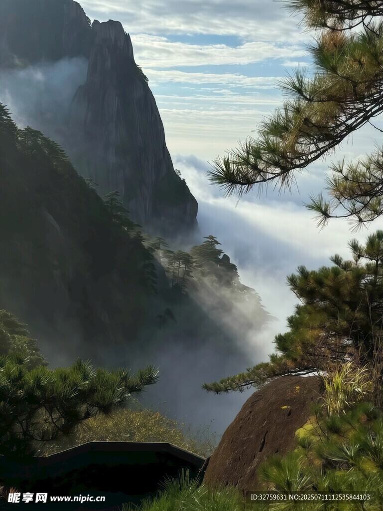 山間云霧繚繞的壯美景色