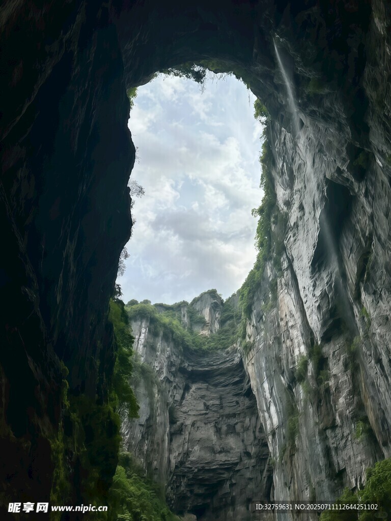 山洞外的壯麗山景