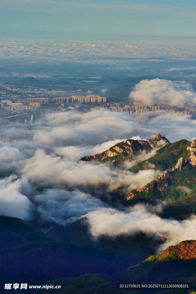 云海環(huán)繞的山巒美景
