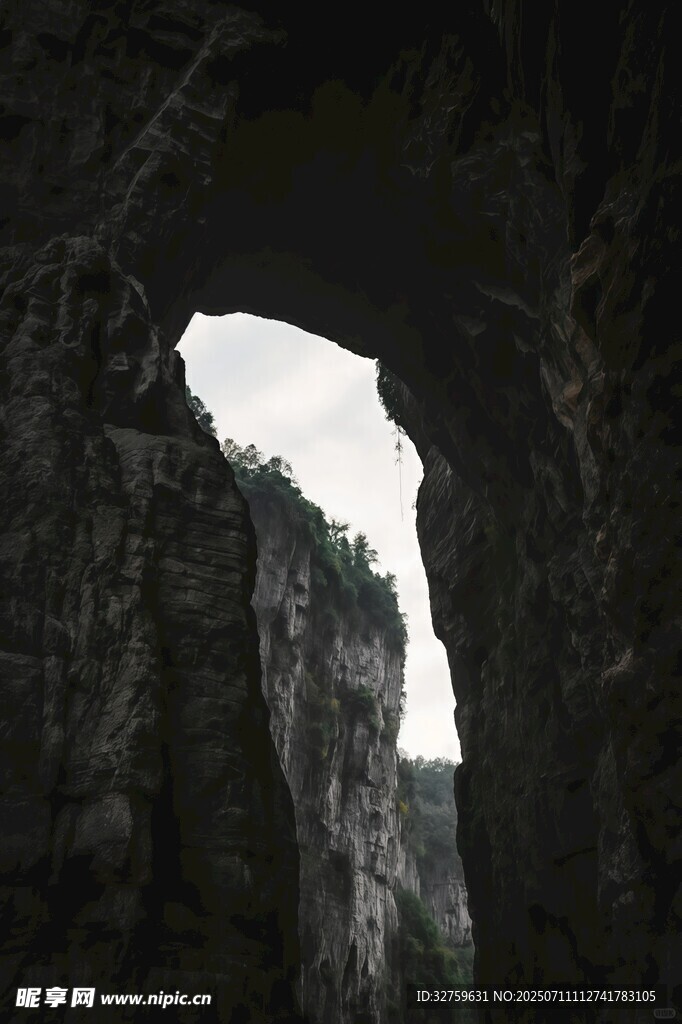 山間巖石縫隙透出天空