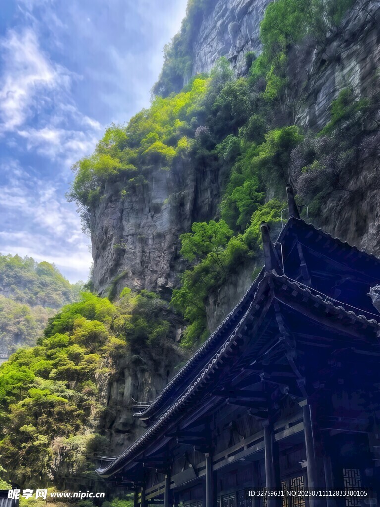 隱于峭壁綠意中