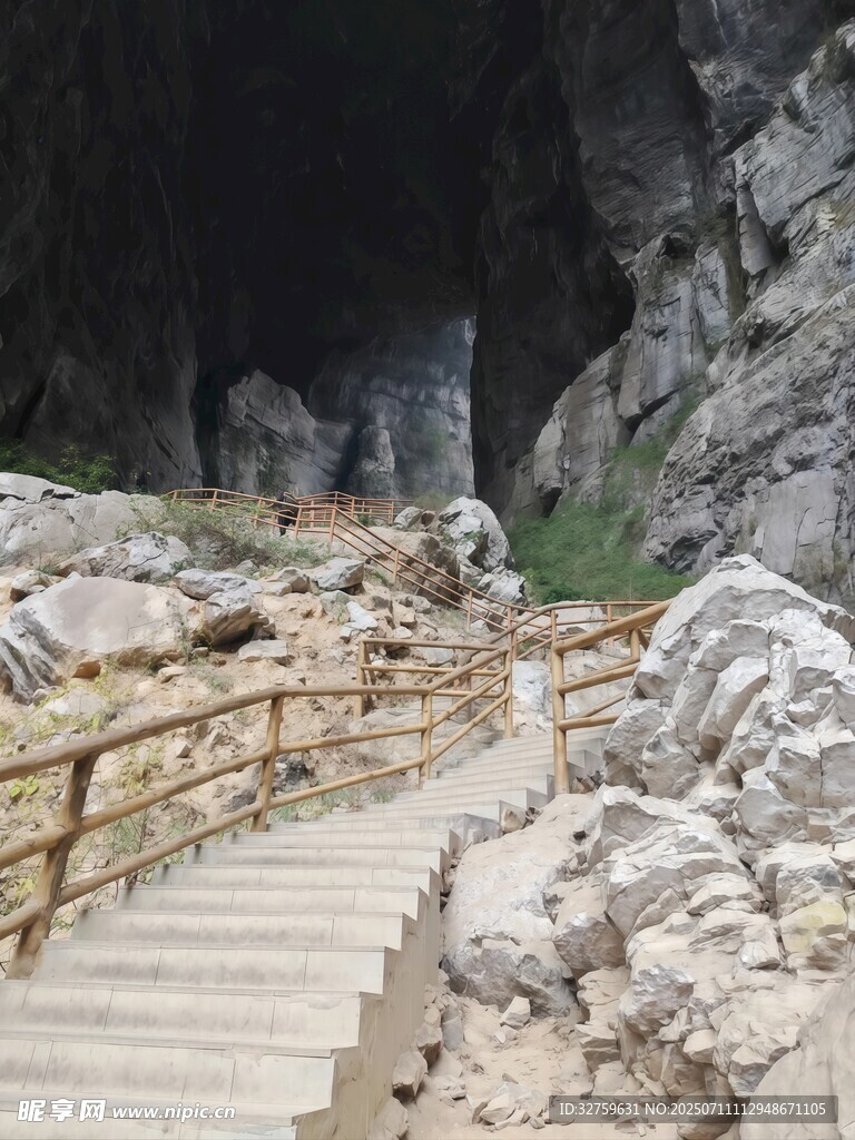 山間木棧道通往神秘洞穴