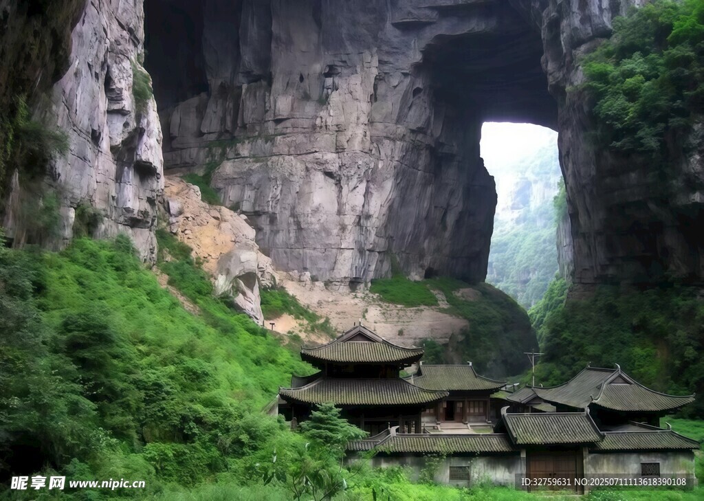 山間奇景下的古樸建筑