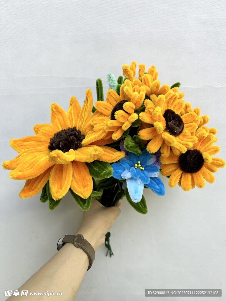 手捧多彩向日葵花束