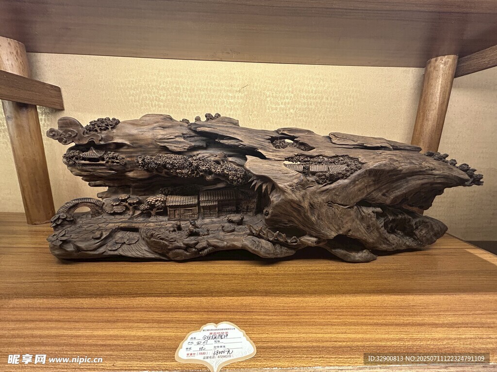 古樸木雕擺件展示