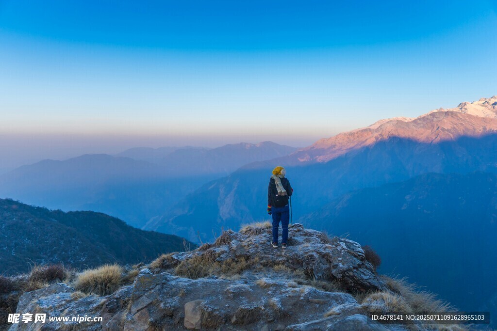 山頂旅人擁抱壯麗山景