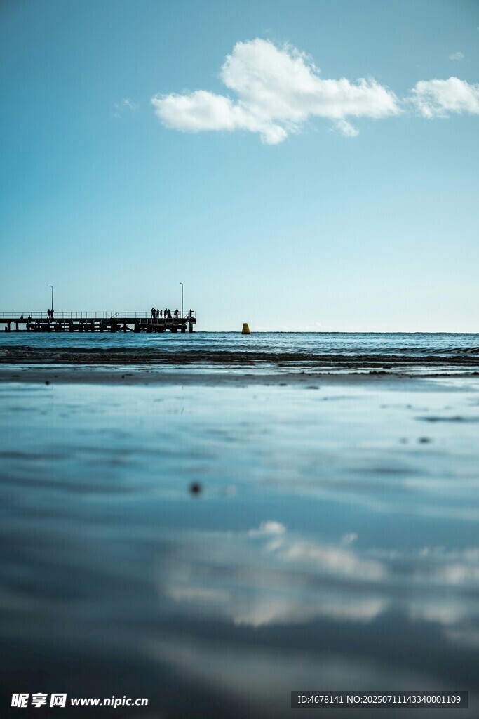 海邊靜謐風(fēng)景波光粼粼