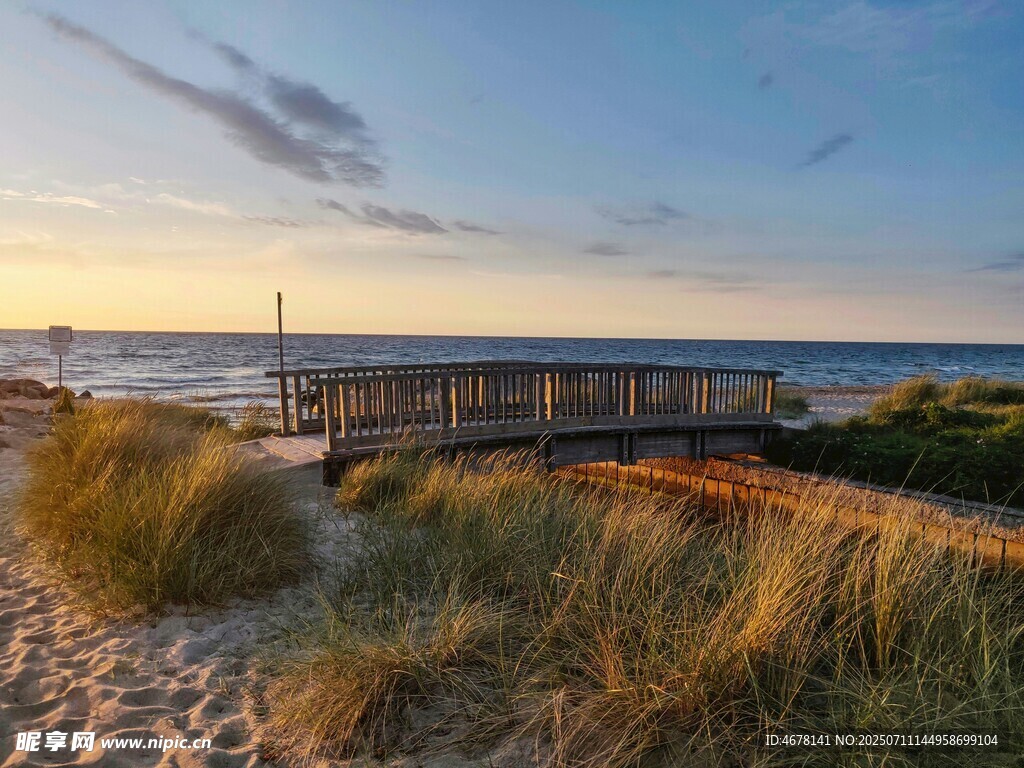 海濱棧道日落美景