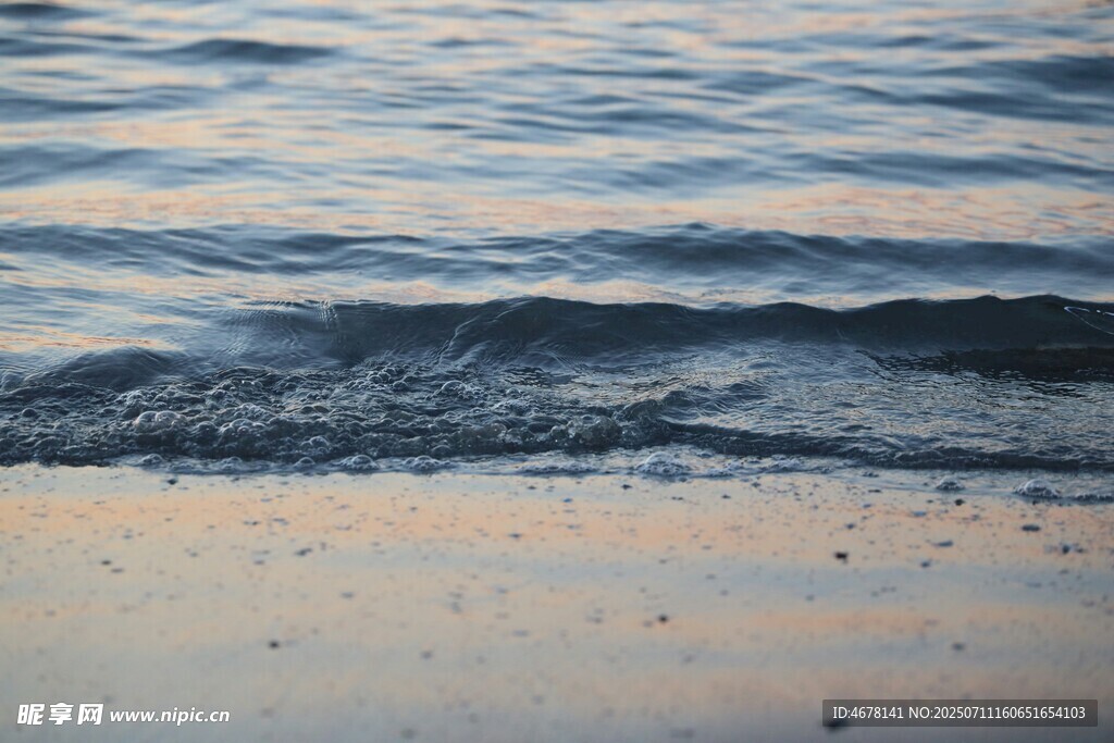 海邊沙灘上的輕柔海浪