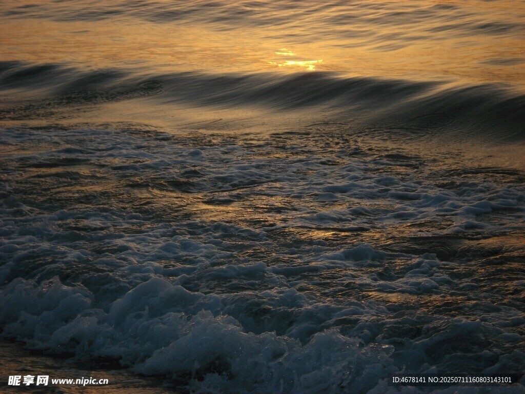 夕陽下的海浪美景