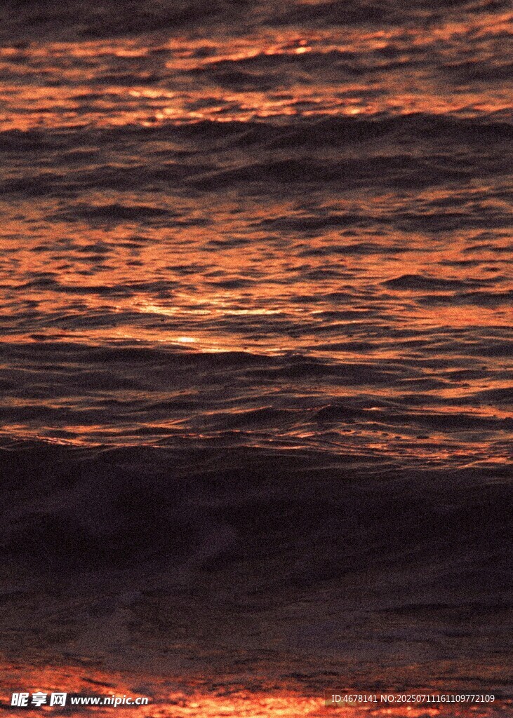 夕陽(yáng)下波光粼粼的海面