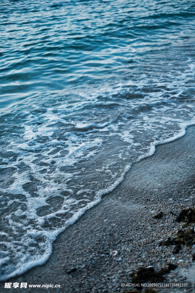 海浪輕拍沙灘的美麗景致