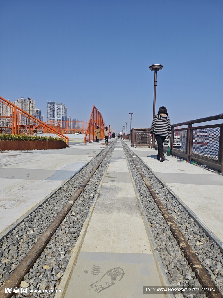 鐵軌延伸處的城市建設(shè)景