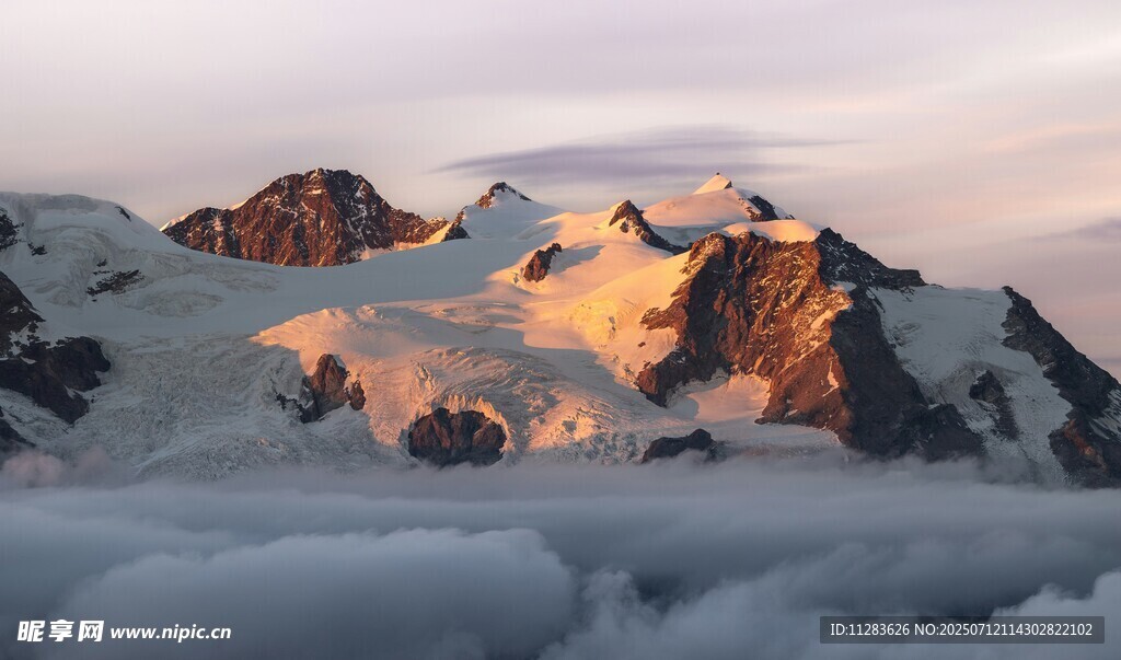 雪山云海間的壯麗日出