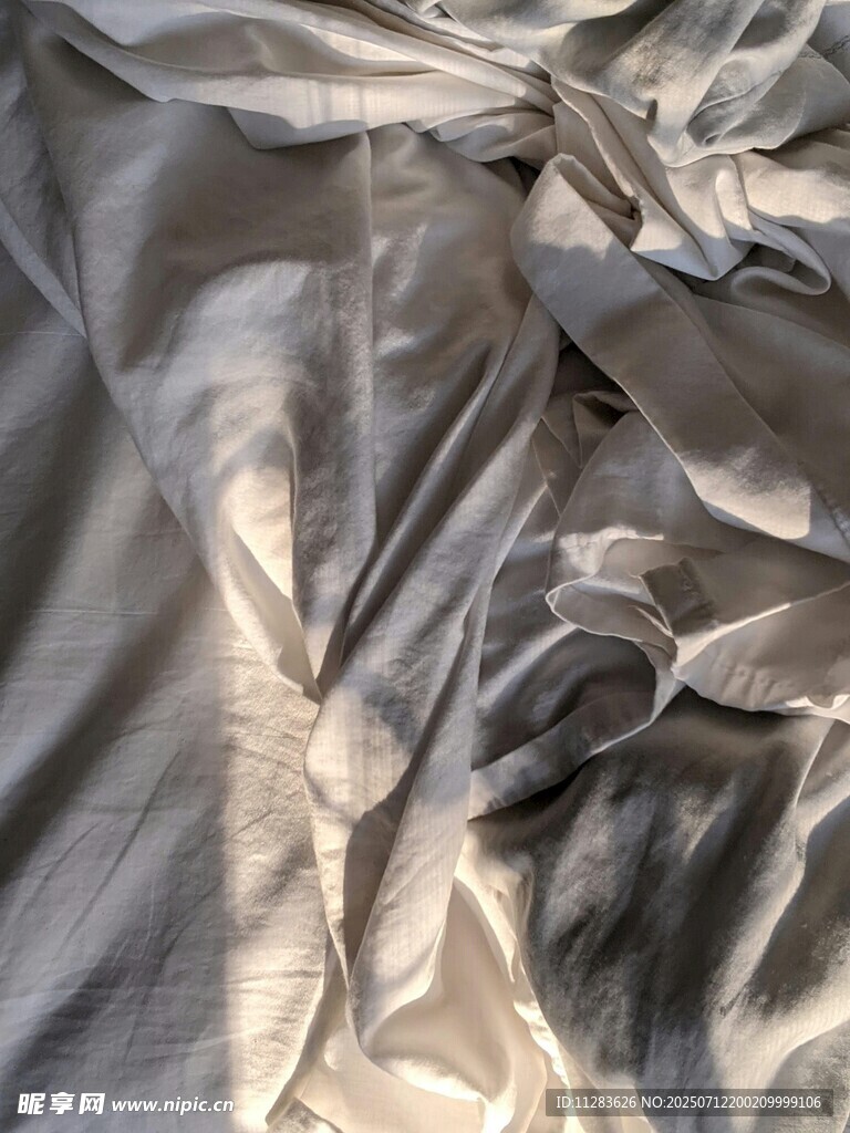 褶皺銀色布料