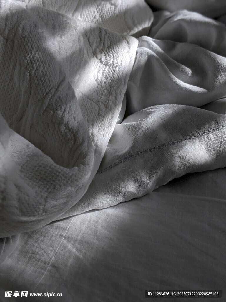 柔軟褶皺的灰色織物紋理