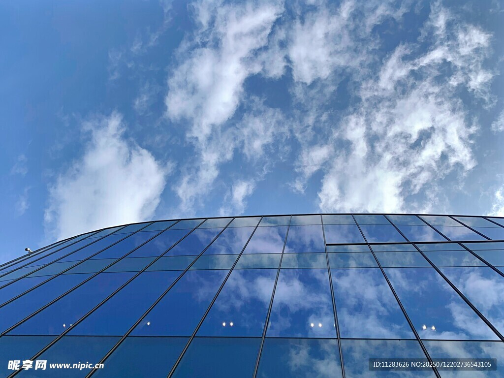 藍天映襯下的現(xiàn)代玻璃建筑