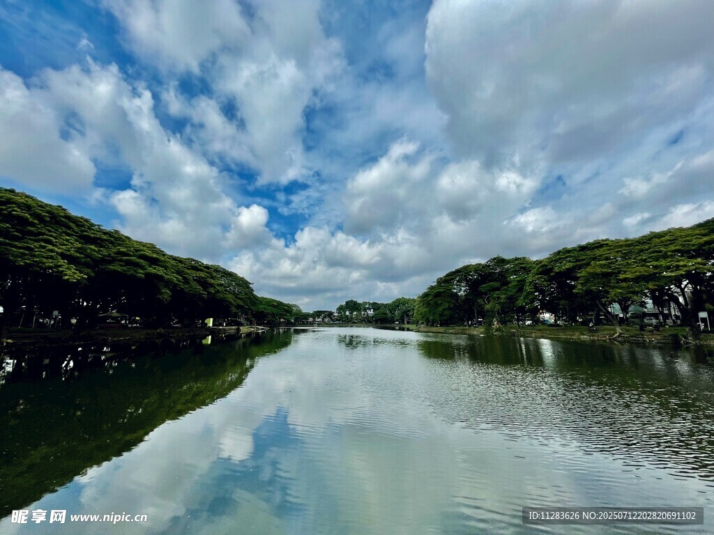 寧?kù)o山水倒影美景