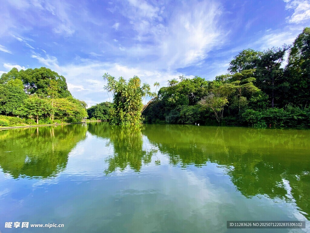 寧靜湖畔綠意濃