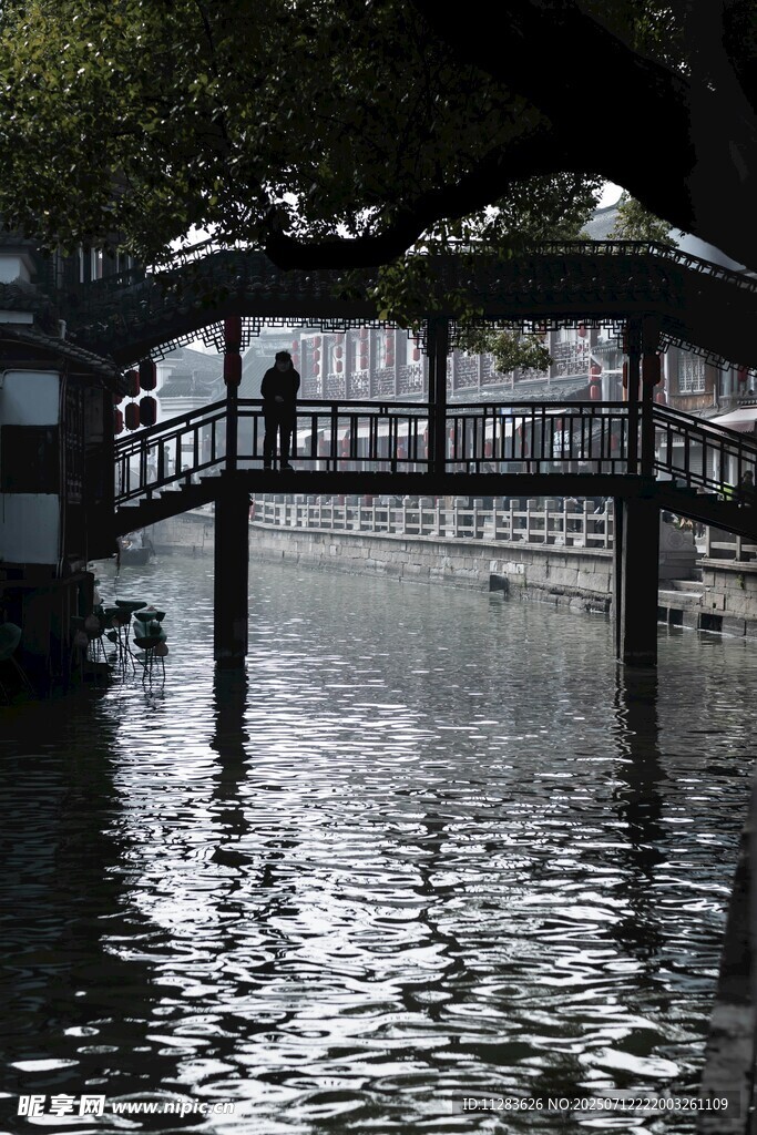 水鄉(xiāng)木橋橫跨碧波之上
