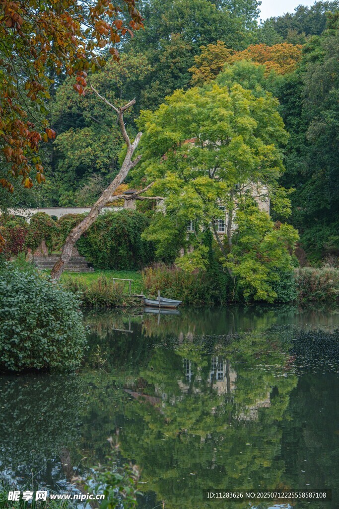 湖畔綠樹石橋秋日美景