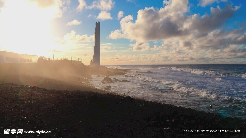 海邊落日下的燈塔美景
